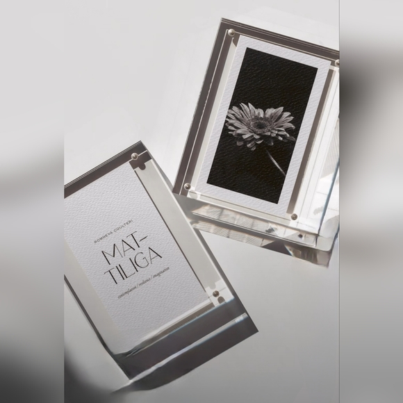 Cloth and Paper Acrylic Desk Stand - Magnetic Floating Frame 35 - Picture 5 of 12